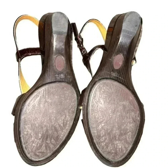 SOFfT burgundy patent leather sandals. - Picture 2 of 7